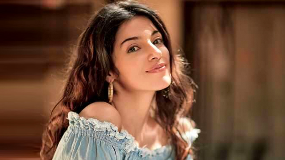 অনিল শর্মার পরিচালনায় এই ছবিতে দিব্যা অভিনয় করেছিলেন অমিতাভ বচ্চন, অক্ষয় কুমার, ববি দেওলের মতো তারকার সঙ্গে।  ছবিটি বক্স অফিসে ব্যর্থ হয়। কিন্তু মুক্তির আগে এই ছবির সূত্রেই পাল্টে যায় দিব্যার জীবনের গতিপথ।