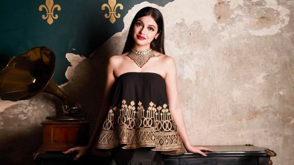 ক্রমে দু’জনের মধ্যে আলাপ ঘনিষ্ঠ হয়। কিন্তু ভূষণ কুমারের থেকে নিজের দূরত্ব বজায় রাখতেন দিব্যা। তাঁর আশঙ্কা হত, বড় শিল্পপতি ভূষণকুমার হয়তো প্লে বয়। কিন্তু এর পর ভূষণকুমারের এক বন্ধু দিব্যার কাছে যান। জানতে চান, কেন তিনি ভূষণকুমারের সঙ্গে যোগাযোগ রাখছেন না।