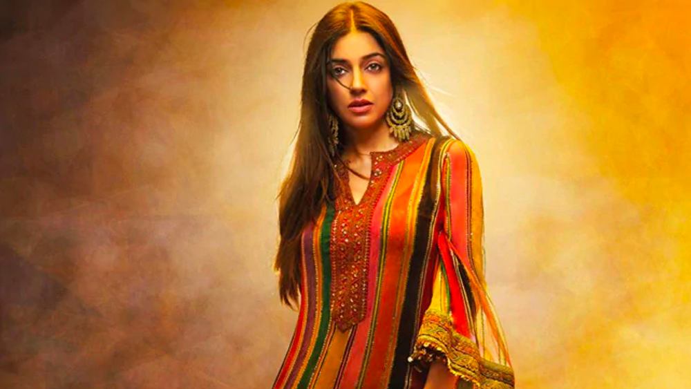 এর পর দিব্যার মনে হতে থাকে, তাঁকে নিয়ে ভূষণকুমারের অনুভূতি হয়তো মিথ্যে নয়। ধীরে ধীরে তাঁদের প্রেমপর্ব শুরু হয়। ভূষণকুমারের বোনের বিয়েতে সপরিবার আমন্ত্রিত ছিলেন দিব্যা খোসলা। সেখানেই তাঁর এবং ভূষণের বিয়ের কথা চূড়ান্ত হয়।