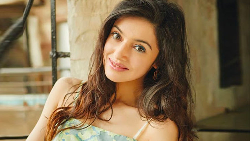 ভূষণকুমারকে বিয়ের পরে রাতারাতি ইন্ডাস্ট্রির নজরের কেন্দ্রে চলে আসেন দিব্যা। আগে তাঁর কোনও অস্তিত্বই ছিল না। সেখান থেকে তিনি হয়ে ওঠেন ইন্ডাস্ট্রির সবথেকে বড় প্রযোজনা সংস্থার মালিক।