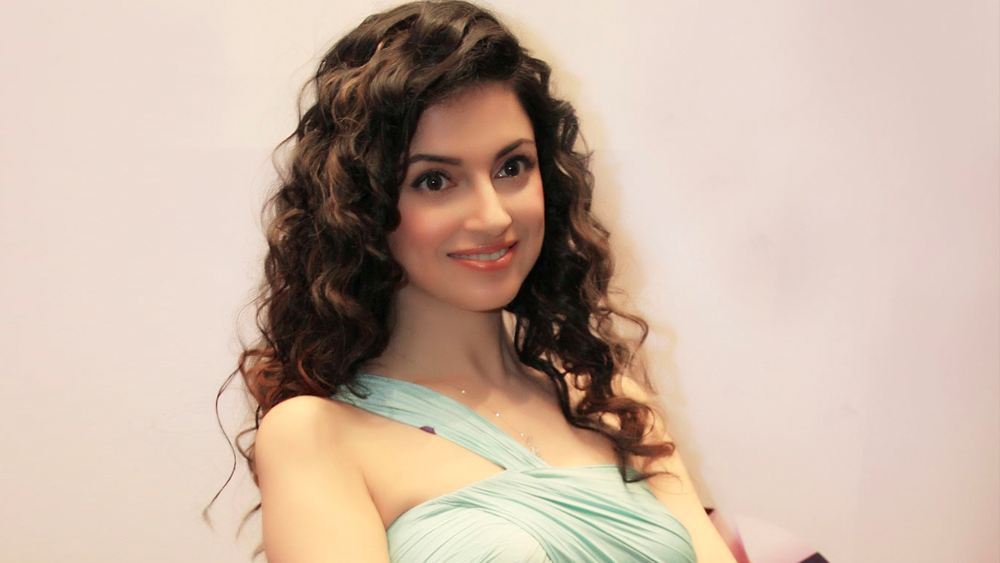 বিয়ের পরে অভিনযয় থেকে ধীরে ধীরে প্রযোজনায় পা রাখেন দিব্যা। মুম্বইয়ে  একটি প্রতিষ্ঠান থেকে সিনেম্যাটোগ্রাফি নিয়ে তিনি কোর্স করেন। টি সিরিজের হয়ে মিউজিক ভিডিয়ো পরিচালনা করতে থাকেন তিনি। প্রায় ২০ টি মিউজিক ভিডিয়োর পরে দিব্যা ছবি পরিচালনা করবেন বলে ঠিক করেন।