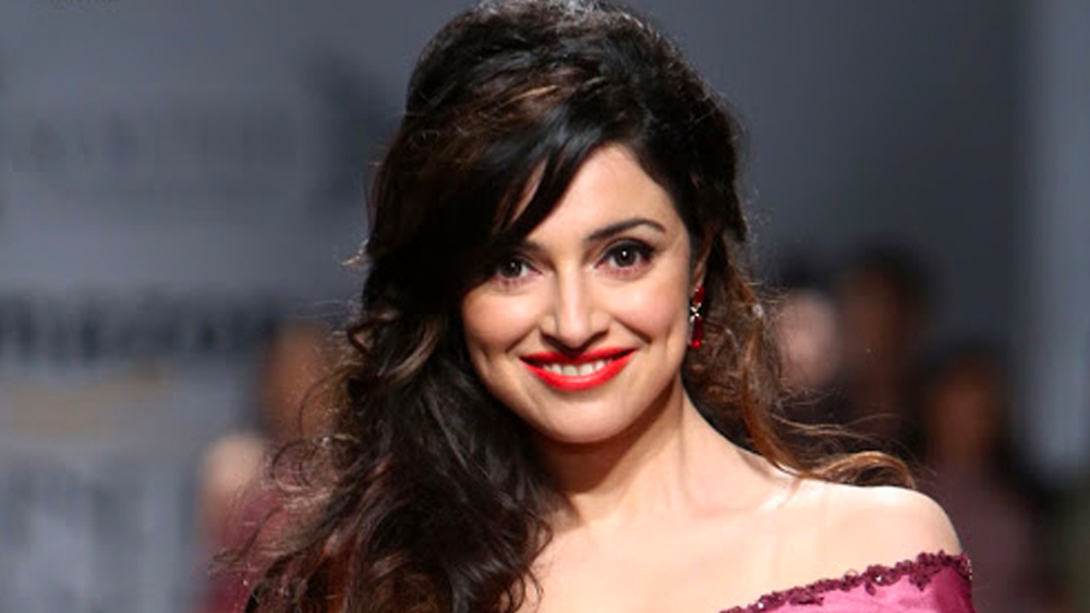 দিব্যার কাছে এক দিন ভূষণকুমার জানতে চান, তিনি কী উপহার পছন্দ করেন? উত্তরে স্বামীকে দিব্যা বলেন, তিনি একটি ছবি পরিচালনা করতে চান।  এর পর ২০১৪ সালে দিব্যাকে ‘ইয়ারিয়াঁ’ ছবি পরিচালনার সুযোগ দেন ভূষণকুমার। ২ বছর পরে তিনি পরিচালনা করেন ‘সনম রে’।