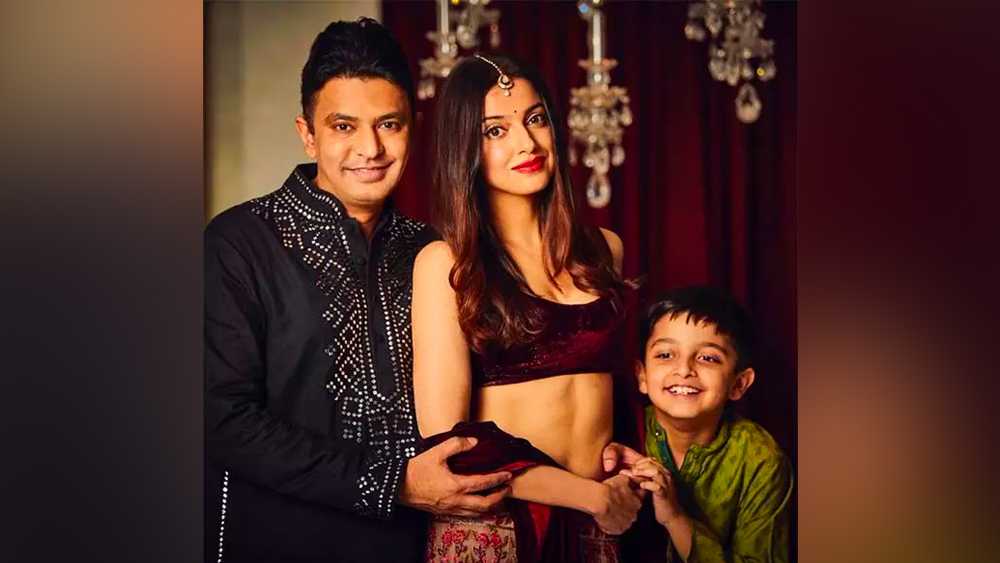 কেরিয়ারের পাশাপাশি দিব্যা ব্যস্ত গৃহিণী। স্বামী ভূষণকুমার এবং ছেলে রুহানকে নিয়ে তাঁর ভরপুর সংসার। ঘর এবং বাইরের জগতের মধ্যে ভারসাম্য বজায় রাখেন তিনি। উপভোগ করেন হঠাৎ করে পাল্টে যাওয়া জীবনকে।