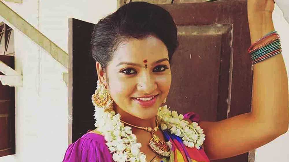 চিত্রার জন্ম ১৯৯২ সালের ২ মে। অভিনয়জীবন শুরু ২০১৩ সালে। তামিল অনুষ্ঠানে সঞ্চালনা দিয়ে সূত্রপাত কেরিয়ারের।