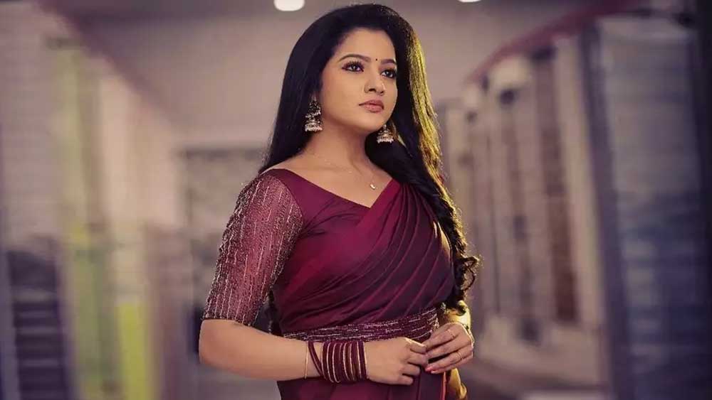 প্রথম শো ‘সত্তম শোলভাথু এন্না’-য় তাঁর কাজের সুবাদে পর পর বেশ কিছু সঞ্চালনার সুযোগ পান চিত্রা।