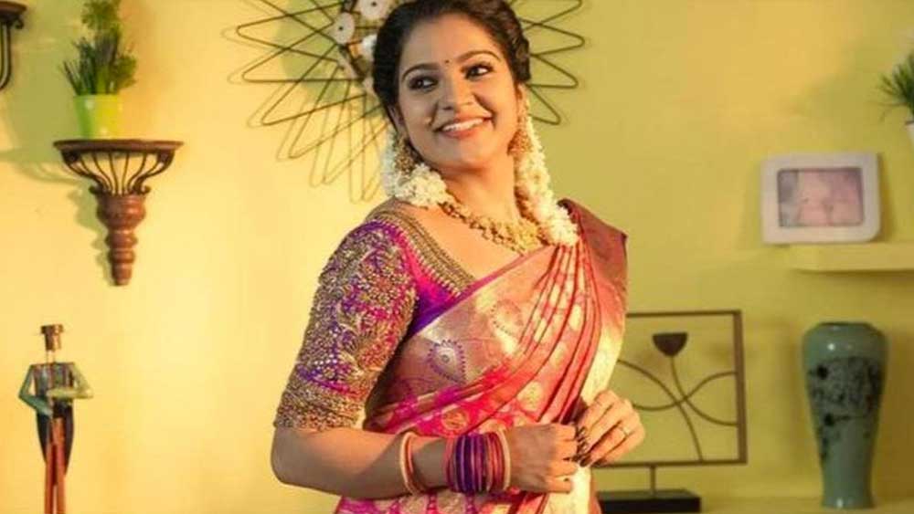 পরের বছরই প্রথম অভিনয় তামিল ধারাবাহিক ‘মন্নন মগল’-এ। এই ধারাবাহিকে তিনি স্ক্রিন শেয়ার করেছিলেন শরৎবাবু, যুবরানির মতো কুশীলবদের সঙ্গে।