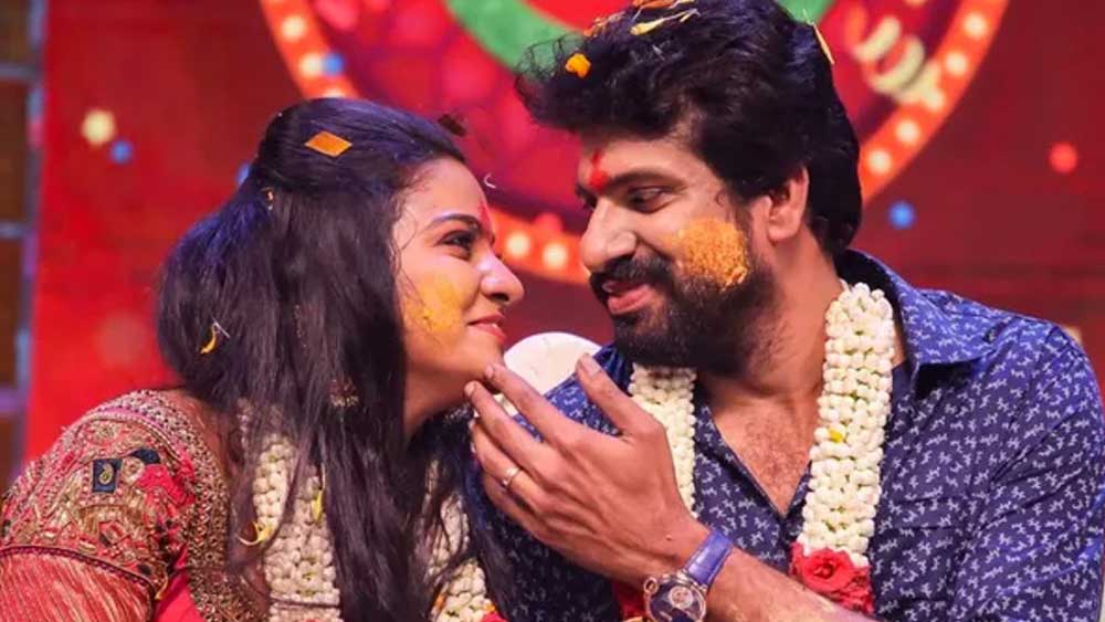 চলতি বছর অগস্টে চিত্রা এনগেজড হন ব্যবসায়ী হেমন্তের সঙ্গে। কয়েক মাস পরেই তাঁদের বিয়ের কথা ছিল। তাঁদের বিবাহিত জীবন দেখার অপেক্ষায় দিন গুনছিলেন অনুরাগীরা। সোশ্যাল মিডিয়ায় হেমন্তের সঙ্গে নিজের ছবিও শেয়ার করতেন চিত্রা।