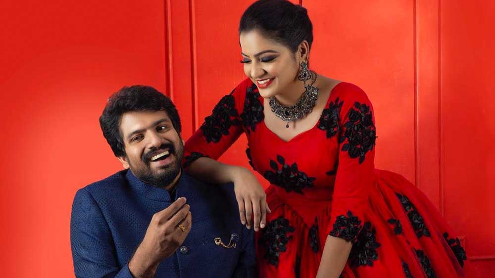 জানা গিয়েছে, ইদানীং শ্যুটিং উপলক্ষে চেন্নাইয়ের শহরতলিতে একটি হোটেলে থাকছিলেন চিত্রা। ওই একই হোটেলে ছিলেন তাঁর প্রেমিক তথা হবু স্বামী হেমন্তও।