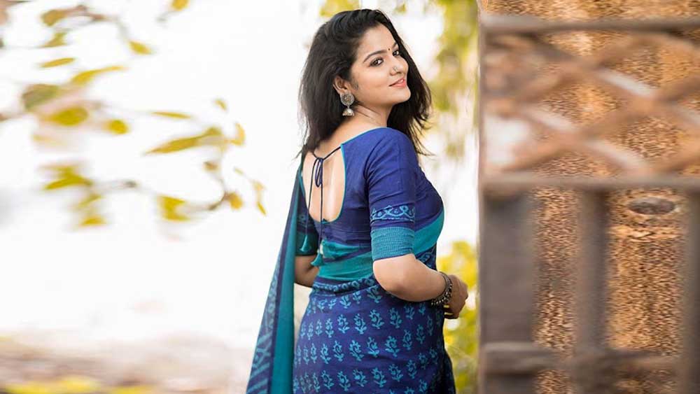 পুলিশকে হেমন্ত জানিয়েছেন, হোটেলে ফেরার পরে চিত্রা তাঁকে বলেন, তিনি পোশাক পাল্টে হাতমুখ ধুয়ে দেখা করবেন। কিন্তু এর পর দীর্ঘ ক্ষণ কেটে যাওয়ায় হেমন্ত যান চিত্রার ঘরে।