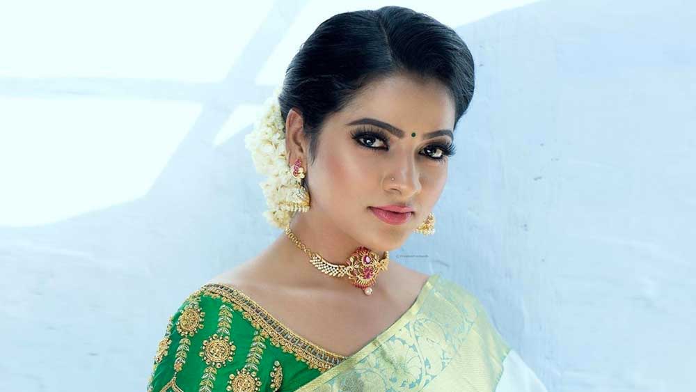 অনেক বার ধাক্কা দেওয়ার পরেও চিত্রা দরজা না খোলায় হেমন্তের সন্দেহ হয়। এর পর তিনি হোটেলকর্মীদের কাছে সাহায্য চান। ডুপ্লিকেট চাবি দিয়ে খোলা হয় ঘরের দরজা।