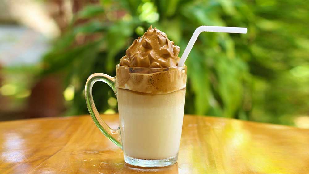 আইপিএল, করোনাভাইরাস ছাড়াও সার্চ ট্রেন্ডিংয়ে উঠে এসেছে ডালগোনা কফি। সোশ্যাল মিডিয়ায় এই বিষয়টি ব্যাপক ভাইরাল হয়। ডালগোনা কফি কী, কী ভাবে বানাতে হয় ইত্যাদি— এ সব নিয়ে বহু ভারতীয় গুগলে সার্চ করেছেন। ডালগোনা কফিও গুগলের প্রকাশিত তালিকায় উঠে এসেছে।