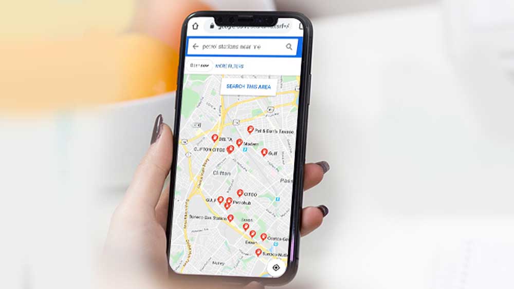 লকডাউনের সময় বহু ভারতীয় সার্চ করেছেন ‘নিয়ার মি’ শব্দ দুটি। কারণ সে সময় কাছেপিঠে কোনও ওষুধের বা খবারের দোকান, বা চিকিৎসক আছেন  কি না এই সংক্রান্ত, কোভিড টেস্ট কোথায় হচ্ছে, কাছেপিঠে মদের দোকান কোথায় আছে ইত্যাদির জন্য ‘নিয়ার মি’ শব্দ দুটি বহু মানুষ গুগলে সার্চ করেছেন।
