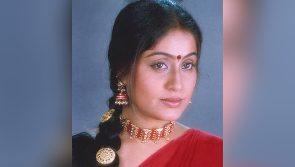 অভিনয় প্রতিভার স্বাক্ষর তিনি রেখেছেন বলিউডেও। ‘ঈশ্বর’ ছবিতে তিনি অভিনয় করেছেন অনিল কপূরের বিপরীতে। ‘মুকদ্দর কা বাদশা’-য় ধরা পড়েছে তাঁর এবং শাবানা আজমির যুগলবন্দি। এ ছাড়া ‘অপরাধী’, ‘গুন্ডাগর্দি’, ‘তেজস্বিনী’-ও তাঁর জনপ্রিয় হিন্দি ছবির মধ্যে অন্যতম।