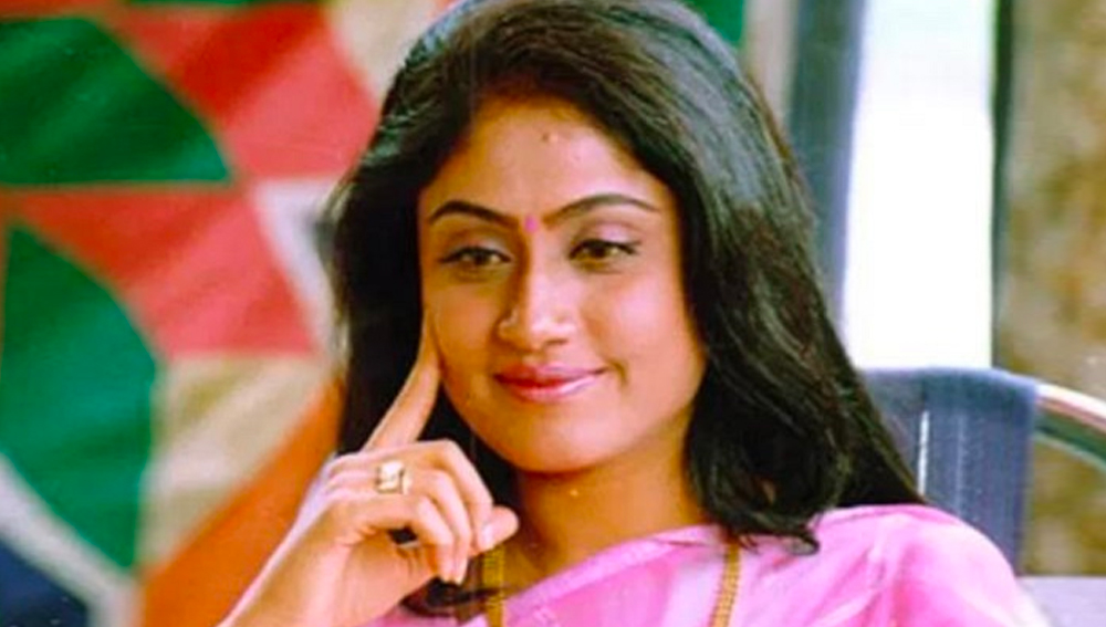 অভিনয়ে ফিরে আসেন ১৪ বছর পরে। তার আগে ২০০৬ সালে মুক্তি পেয়েছিল তাঁর শেষ ছবি ‘নায়ুড়াম্মা’ মুক্তি পেয়েছিল। ১৪ বছর পরে তিনি ছবির দুনিয়ায় ফিরে আসেন চলতি বছরেই, ‘সারিলেরু নিকেভ্ভারু’ ছবিতে অভিনয় করে।