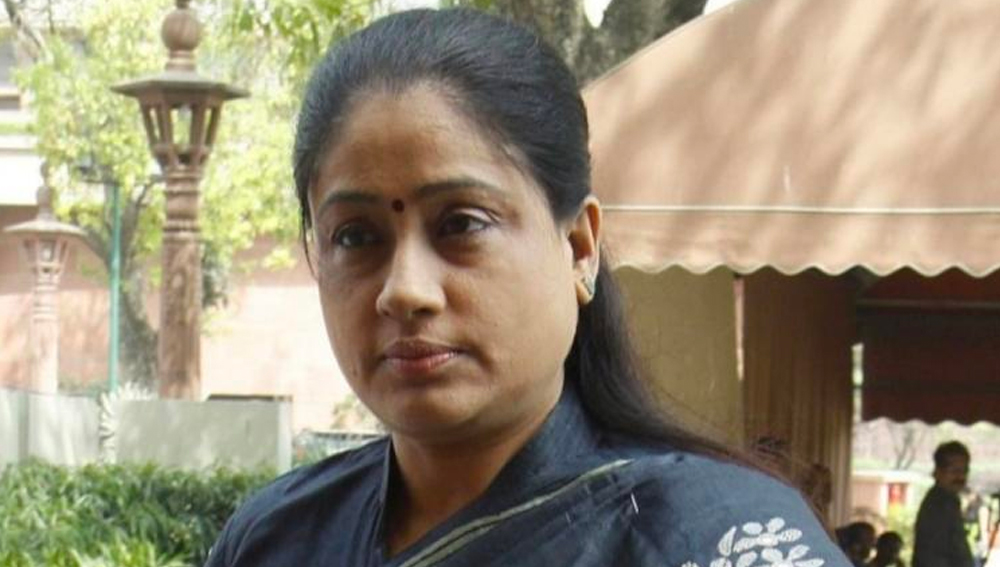 বিজয়াশান্তি নিজেও দক্ষিণী রাজনীতির বর্ণময় চরিত্র। ১৯৯৮ সালে তিনি যোগ দিয়েছিলেন বিজেপি-তে। প্রায় এক দশক পরে নিজের রাজনৈতিক দল শুরু করেন। দলের নাম দেন ‘টাল্লি তেলঙ্গানা’। পরে দলটি মিশে যায় তেলঙ্গানা রাষ্ট্রীয় সমিতি বা টিআরএস-এর সঙ্গে। রাজনীতিতে সময় দেবেন বলে প্রায় ছেড়েই দেন ছবিতে অভিনয়।