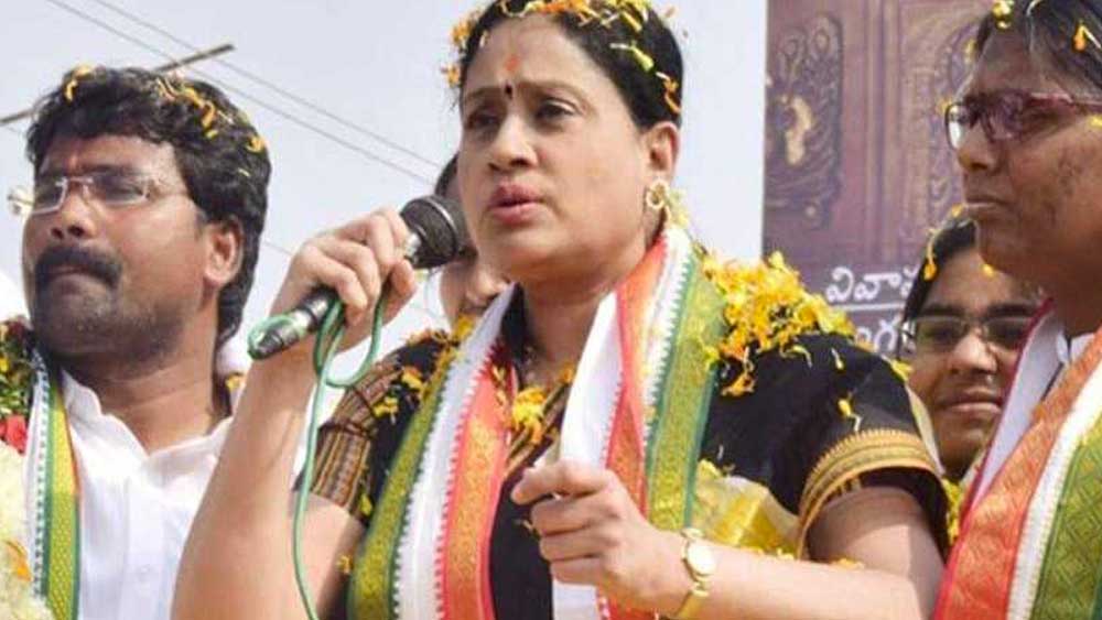 দলের কেন্দ্রীয় নেতৃত্বের সঙ্গে মতানৈক্যের জেরে ২০১৪ সালে তিনি টিআরএস ছেড়ে যোগ দেন কংগ্রেসে।