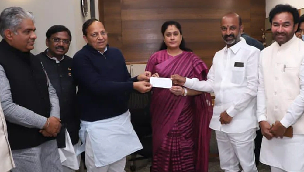 কিন্তু সব বিতর্ক ভুলে সেই বিজেপি-তেই যোগ দিলেন সুপারস্টার অভিনেত্রী। চলতি বছরের ৬ ডিসেম্বর তিনি আনুষ্ঠানিক ভাবে পদ্মশিবিবের অংশ হলেন।