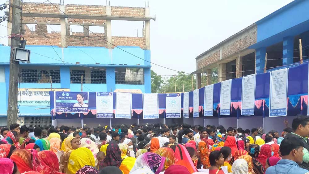 পোলেরহাট ২ গ্রাম পঞ্চায়েত এলাকায় দুয়ারে সরকার কর্মসূচিতে উপচে পড়েছে মহিলাদের ভিড়। নিজস্ব চিত্র।