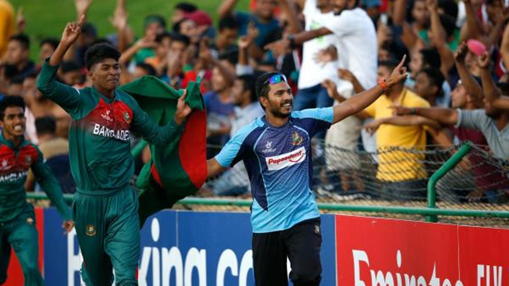 আকবরের জন্ম ২০০১ সালের ৮ অক্টোবর, বাংলাদেশের রংপুর সদরে। প্রথাগত ক্রিকেট প্রশিক্ষণে হাতেখড়ি সপ্তম শ্রেণিতে। বাংলাদেশ ক্রীড়াশিক্ষা প্রতিষ্ঠানের অনূর্ধ্ব ১৮ দলের হয়ে প্রথম লিস্ট এ ম্যাচ খেলেন ২০১৯ সালের ৮ মার্চ। বিপক্ষে ছিল আবাহনী লিমিটেড।