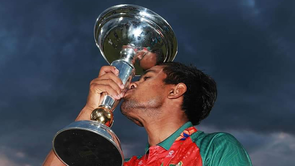 তাঁর হাতেই তুলে দেওয়া হয়েছিল যুব বিশ্বকাপে বাংলাদেশকে নেতৃত্বের ব্যাটন। প্রতিযোগিতার শুরু থেকেই আকবর আলি আত্মবিশ্বাসী ছিলেন। বলেছিলেন, বাংলাদেশ যে শুধু নক আউটে যাবে তাই নয়, বিশ্বকাপও জিতবে।