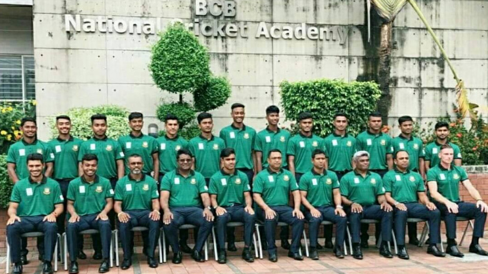 এক বছরের বেশি সময় ধরে দল হিসেবে খেলায় তাঁদের মধ্যে বন্ডিং গড়ে উঠেছে। যার ফসল, রবিবার দক্ষিণ আফ্রিকার পোচেস্ট্রুমে ভারতকে হারিয়ে প্রথমবার বিশ্বকাপ জয়। সাফল্যের কৃতিত্বের বড় অংশ আকবর আলি দিয়েছেন বাং‌‌লাদেশ ক্রিকেট বোর্ডকে।