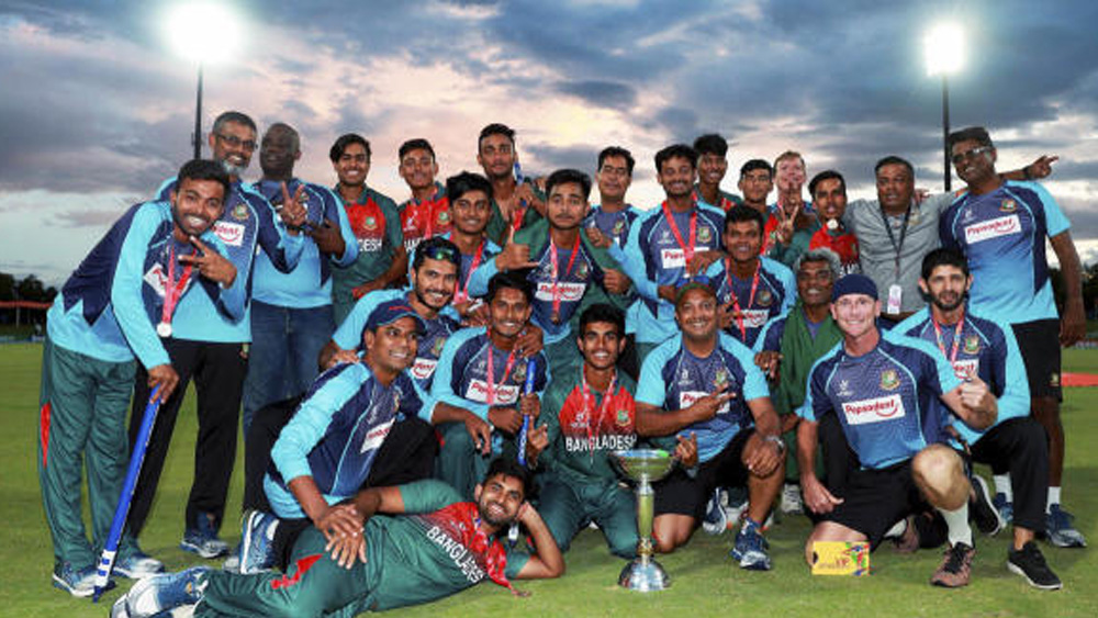 যুব বিশ্বকাপের মধ্যেই বাড়ি থেকে আসে দুঃসংবাদ। খবর আসে, সন্তানের জন্ম দিতে গিয়ে মৃত্যু হয়েছে একমাত্র দিদির। এই শোকে যাতে ভেঙে না পড়েন অধিনায়ক, তা খেয়াল রেখেছিলেন দলের বাকি সদস্যরা। আগলে রেখেছিলেন অধিনায়ককে। চেষ্টা করেছেন তাঁর ক্ষত প্রশমিত করার। দিদির মৃত্যুশোক সহ্য করেই দেশকে প্রথম বার বিশ্বকাপ এনে দেন আকবর। দেশে ফিরে তিনি প্রয়াত দিদির সদ্যোজাত সন্তানকে দেখতে চান।