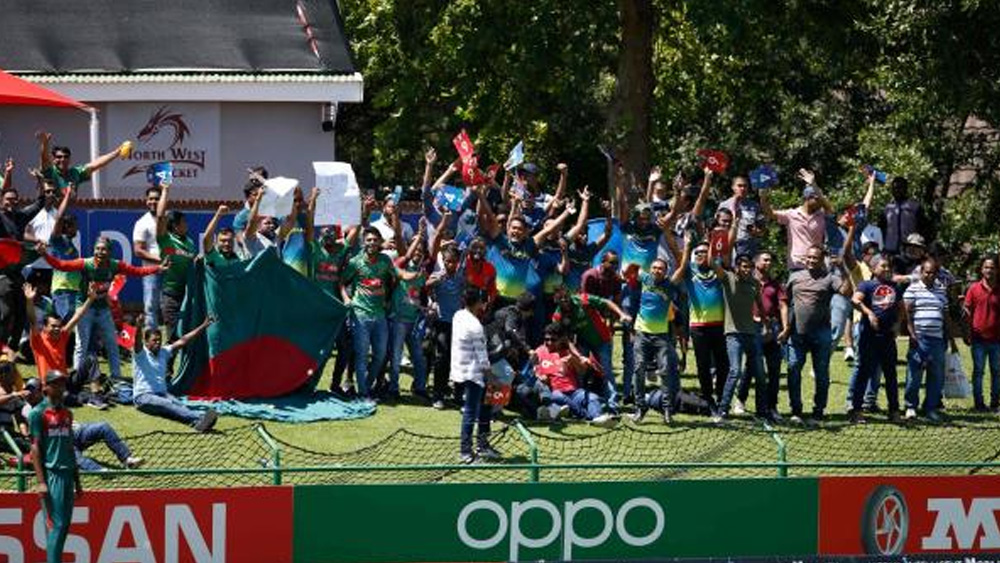 মাঠের বাইরে সহজ জীবনদর্শনে বিশ্বাসী তরুণ অধিনায়ক। ক্রিকেট তাঁর জীবন। কিন্তু জীবন ক্রিকেটসর্বস্ব নয়। জয়ের পাশাপাশি পরাজয়কেও মেনে নিতে শিখেছেন তিনি। মনে করেন, ক্রিকেটই জীবনের শেষ কথা নয়। মাঠের বাইরেও একটা বড় জীবন আছে।