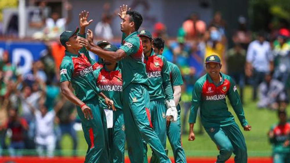 একাধারে ব্যাটসম্যান-উইকেটকিপার-অধিনায়ক। অনেকেই আকবর আলির সঙ্গে ধোনির মিল খুঁজে পান। কিন্তু বাংলাদেশি অধিনায়ক জানিয়েছেন, তিনি নিজের মতো খেলতে চান। কাউকে অনুকরণ করতে চান না।