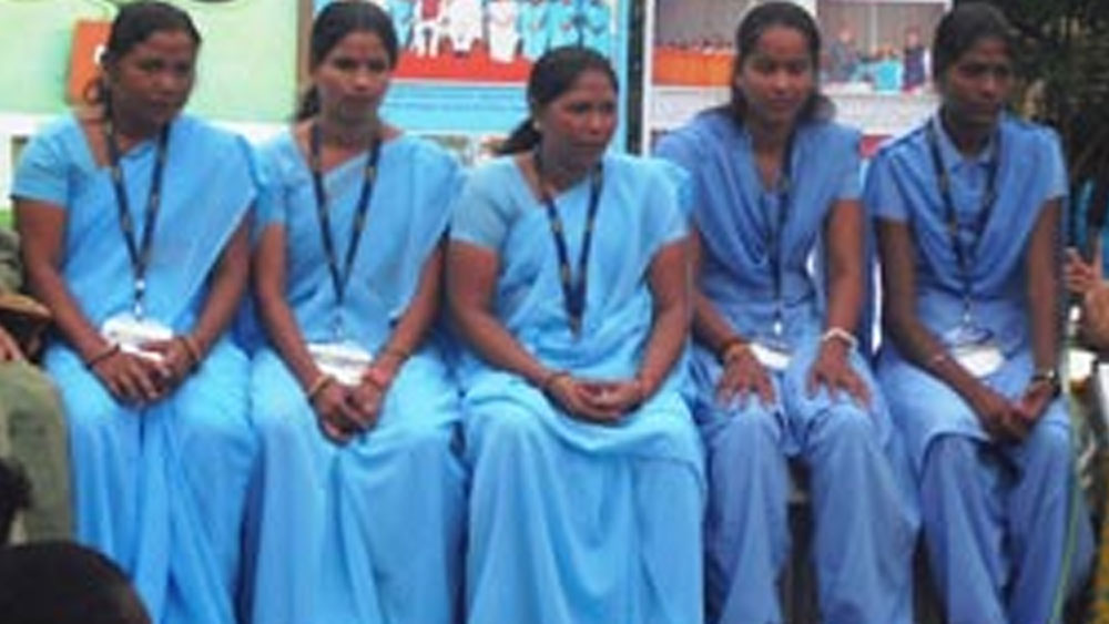 রোজ সকাল হলেই ঝাড়ু আর বাতলি হাতে, অপরিষ্কার জামা পরে রওনা দিতেন। বাড়ি বাড়ি গিয়ে শৌচালয়ে জমে থাকা মল পরিষ্কার করতেন। তার বিনিময়ে ১০-২০ টাকা করে হাতে পেতেন। কোনও পরিবার দয়া করে পুরনো জামাকাপড় পরতে দিত তাঁকে। পুজোয় নতুন জামা পেলে আমরা যতটা খুশি হই, ওই পুরনো, মলিন জামাগুলো পেয়ে তিনিও ঠিক ততটাই খুশি হতেন।