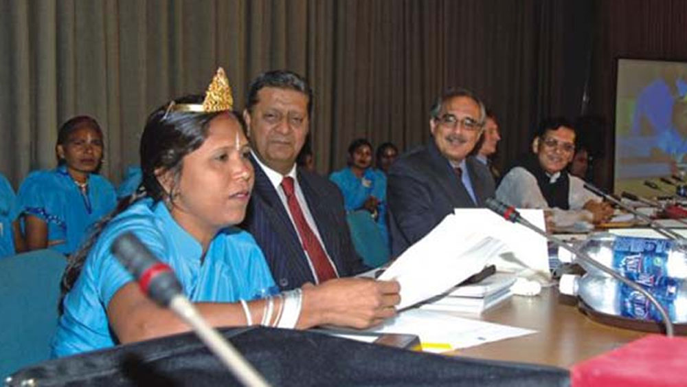 তাঁরা কী কাজ করেন? বিনিময়ে কত টাকা পান? এইসব জিজ্ঞাসাবাদ করা হয় তাঁদের। বেশিরভাগ মহিলাই মুখে কিছু বলছিলেন না। বাধ্য হয়ে ঊষা ওই সংস্থার মালিক বিন্দেশ্বর পাঠককে তাঁদের দৈনন্দিন জীবনযাত্রা খুলে বলেন।