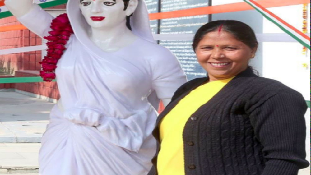 বিন্দেশ্বর পাঠক স্বয়ং তাঁকে আশ্বাস দিয়েছিলেন। ঊষাও মনের জোর নিয়ে সমাজের মূল স্রোতের দিকে পা বাড়িয়ে দেন। সুলভ ইন্টারন্যাশনালের সঙ্গে তিনি যুক্ত হন। কাপড় সেলাই, ব্যাগ সেলাই, আচার বানানো-- এরকম নানা হাতের কাজ শেখেন। পরে সেগুলো বানাতে শুরু করেন।