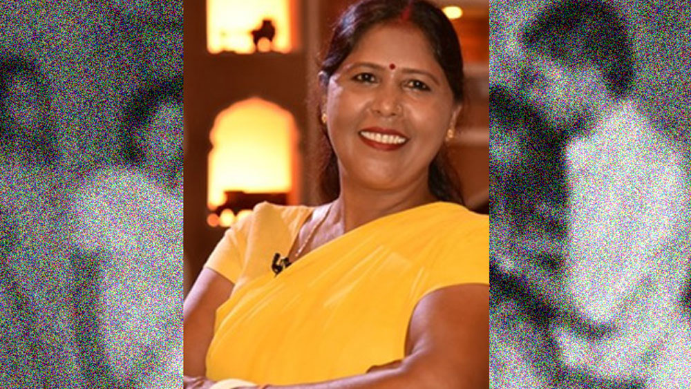 ঊষার নিজেকে অন্য মানুষ মনে হচ্ছিল। রোজ সকালে ছেঁড়া জামা পরে ঝাড়ু-বালতি হাতে শৌচালয় পরিষ্কারের বদলে এখন স্নান করে ভাল জামা পরে কাজে যেতে শুরু করলেন তিনি। তাঁর তৈরি জিনিসপত্র বেচার দায়িত্ব ছিল ওই সংস্থার উপরে।