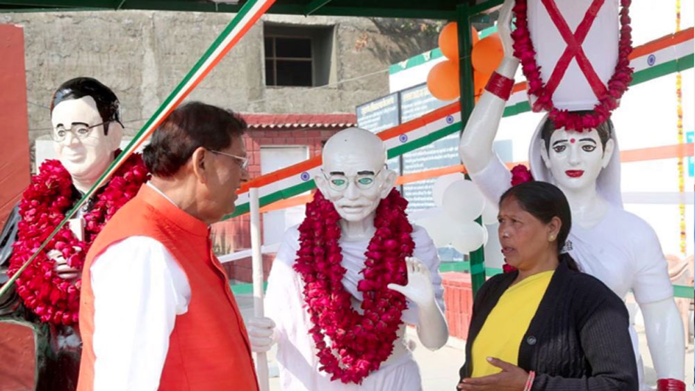 ঊষার বারবারই চেষ্টা ছিল, তাঁর মতো অন্য মহিলাদেরও এই সংস্থায় যুক্ত করা। প্রতিদিন তাঁদের বোঝানোর জন্য অক্লান্ত পরিশ্রম করতেন তিনি। কাজের বাইরে যখনই সময় পেতেন, তাঁর মতো কারোকে না কারোকে তিনি বোঝাতেন। অনেকে ভাল দিকটা বুঝতেন, অনেকে আবার তাঁকে ভুল বুঝতেন।