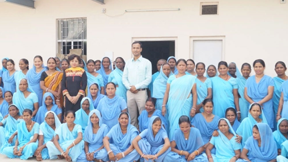 কর্মসূত্রে তিনি দেশ-বিদেশ ঘুরে বেড়িয়েছেন। ভরা গ্যালারির মাঝে দাঁড়িয়ে নিজের কাহিনি বলেছেন। ক্রমে নিজের প্রতি আস্থা বেড়েছে। ঊষা এত দ্রুত উন্নতি করতে শুরু করেন যে, খুব তাড়াতাড়ি তাঁকে ওই সংস্থার প্রেসিডেন্ট করে দেওয়া হয়। এই মুহূর্তে তাঁর অধীনে কয়েকশো মহিলা কাজ করেন।