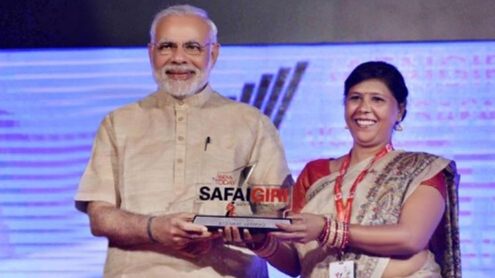 নিজের এলাকায় একটি স্কুল করার ইচ্ছা তাঁর। সকাল হলেই যেন কোনও মেয়েকেই আর বালতি-ঝাড়ু হাতে বর্জ্য পরিষ্কারে যেতে না হয়, সেটা নিশ্চিত করতে চান তিনি। তাঁর মতো যেন কোনও মেয়েরই আর ছোট বয়সে বিয়ে না হয়, সেটাও নিশ্চিত করতে চান। আর চান, তাঁর মতো দলিতরা যেন মাথা উঁচু করে চলাফেরা করতে পারেন।