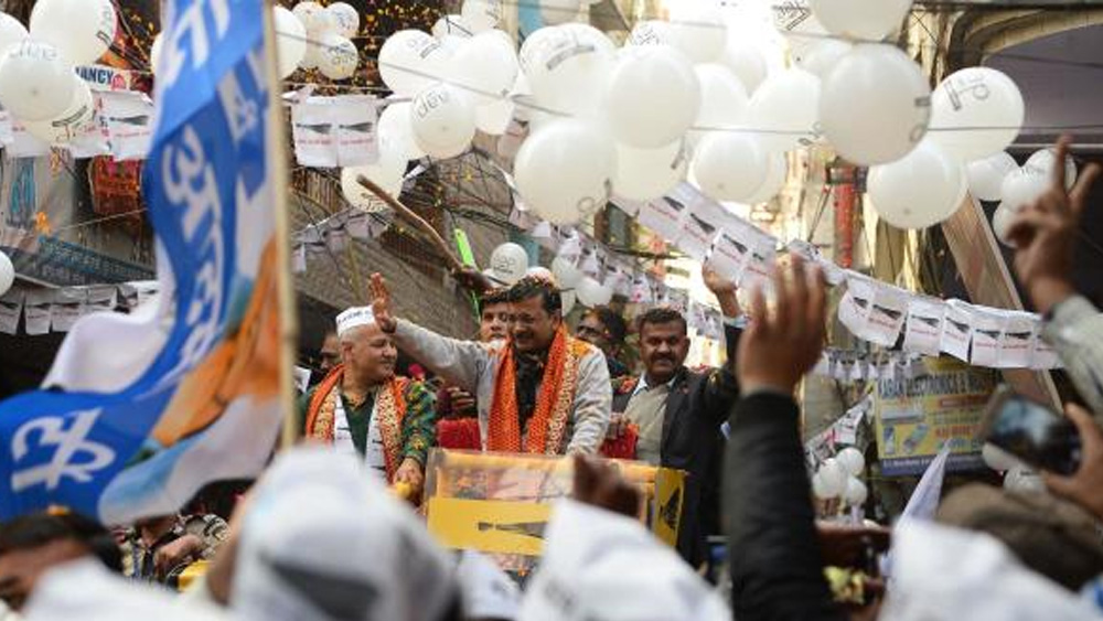 হরিয়ানার ভিবানীতে কেজরীবালের জন্ম ১৯৬৮ সালের ১৬ অগস্ট। গোবিন্দরাম এবং গীতাদেবীর প্রথম সন্তান তিনি। দুই ভাইয়ের সঙ্গে অরবিন্দের শৈশব ও কৈশোর কেটেছে সোনিপথ, হিসার এবং গাজিয়াবাদ-সহ বেশ কিছু শহরে। হিসারের ক্যাম্পাস হাই স্কুল এবং সোনিপথের এক মিশনারি স্কুলে প্রাথমিক পড়াশোনা অরবিন্দের।