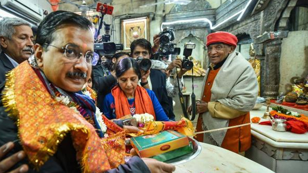 গোবিন্দরাম ছিলেন পেশায় ইলেকট্রিক্যাল ইঞ্জিনিয়ার। পরবর্তীকালে অরবিন্দও বাবার পথেই পা রাখেন। ১৯৮৫ সালে আইআইটি-জেইই প্রবেশিকা পরীক্ষার ফলে মেধাতালিকায় তাঁর স্থান ছিল ৫৬৩ নম্বরে। আইআইটি খড়্গপুর থেকে মেকানিক্যাল ইঞ্জিনিয়ারিং পাশ করার পরে ১৯৮৯ সালে অরবিন্দ কেজরীবালের প্রথম চাকরি ছিল টাটা স্টিল-এ। কর্মস্থল, জামশেদপুর।