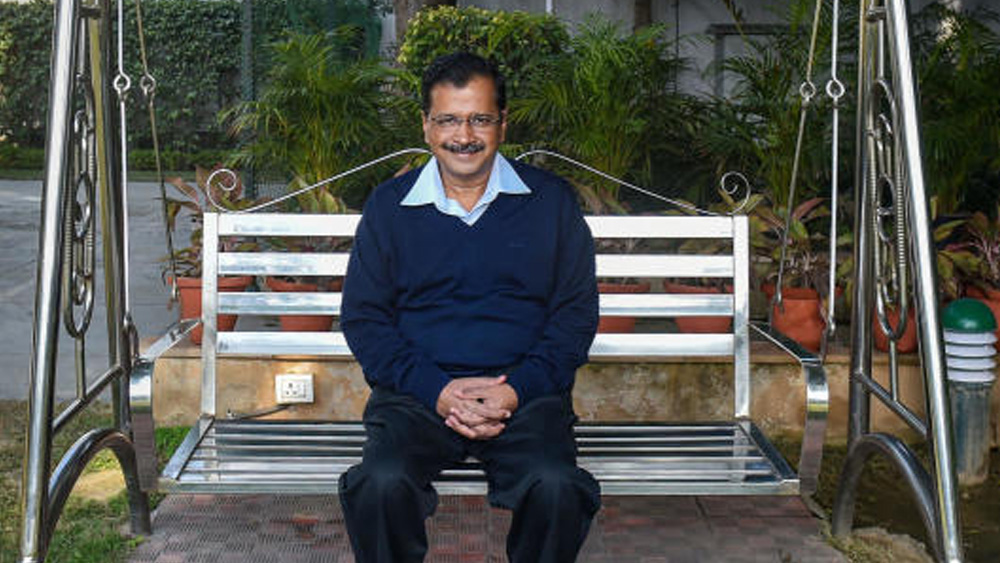 সাত বছর পরে তিনি সে চাকরি ছেড়ে দেন। সিভিল সার্ভিস পরীক্ষার জন্য অনেকদিন ছুটি নিয়েছিলেন তিনি। স্থির করেন, বদলে ফেলবেন তাঁর কেরিয়ারের গতিপথ। সিভিল সার্ভিস পরীক্ষায় সফল হন কেজরীবাল। ১৯৯৫ সালে তিনি যোগ দেন ইন্ডিয়ান রেভেনিউ সার্ভিস বা আইআরএস-এ।