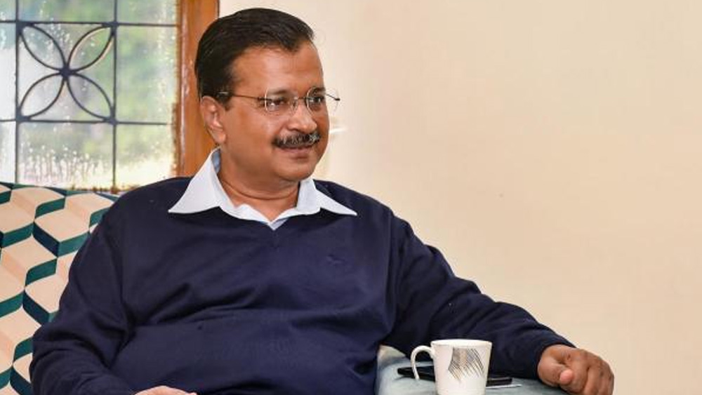 তাঁর জীবনের এই পর্ব বিতর্কিত। ২০০০ সালের নভেম্বরে উচ্চশিক্ষার জন্য তিনি দু’বছরের সবেতন ছুটি নিয়েছিলেন। ভেবেছিলেন আর ফিরবেন না চাকরিতে। কিন্তু সে ক্ষেত্রে তাঁকে ছুটির পর্বের বেতন ফিরিয়ে দিতে হত। সেটা তাঁর পক্ষে অসম্ভব হওয়ায় ফের চাকরিতে যোগ দেন কেজরবীবাল।