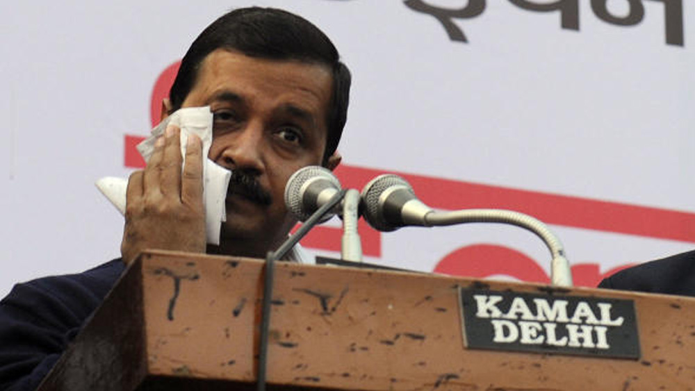 ২০০৬-এর ফেব্রুয়ারিতে তিনি চাকরি থেকে ইস্তফা দেন। ভারত সরকারের দাবি ছিল, তিন বছর চাকরি না করে চুক্তি লঙ্ঘন করেছেন কেজরীবাল। এই বিতর্কে পাল্টা কেজরীবাল বলেন, তাঁর দেড় বছরের কাজ এবং দেড় বছরের বেতনহীন ছুটিতে সেই হিসেব পুষিয়ে গিয়েছে। তাঁর অভিযোগ ছিল, দুর্নীতিবিরোধী অভিযানে সামিল হওয়ার জন্যই তাঁর বিরুদ্ধে চক্রান্ত করা হয়।