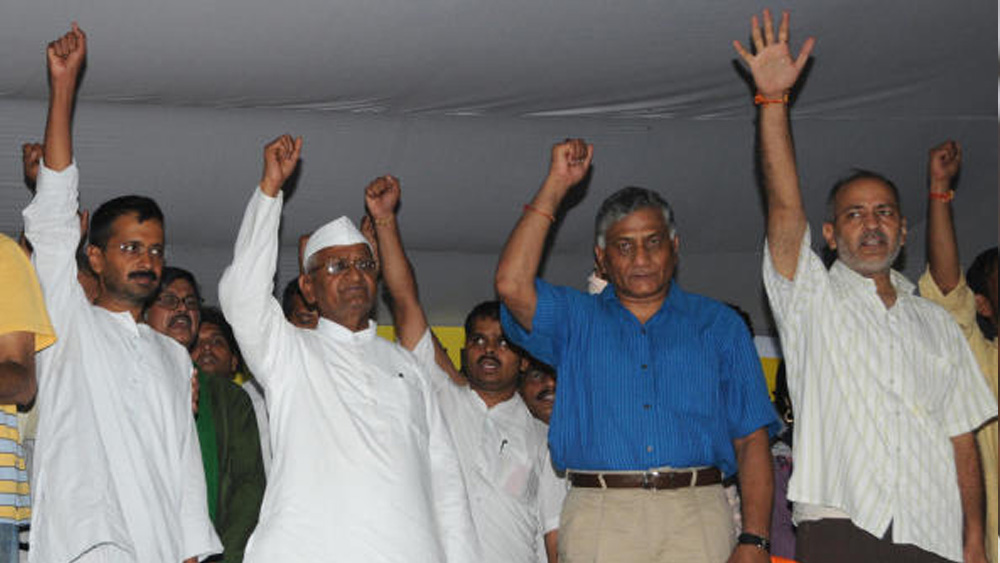 সমাজসেবার সলতে পাকানো শুরু হয়েছিল কেজরীবালের কর্মজীবনেই। ১৯৯৯ সালে ইনকাম ট্যাক্সে কাজ করার সময়েই শুরু করেন ‘পরিবর্তন’ আন্দোলন। তাঁর সঙ্গী ছিলেন মণীশ সিসৌদিয়া। পরে দু’জনে মিলে শুরু করেন স্বেচ্ছাসেবী সংস্থা ‘কবীর’।