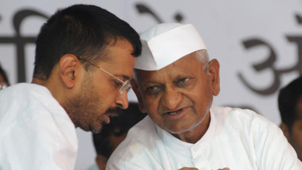 ২০১১ সালে অণ্ণা হজারে এবং কিরণ বেদীর সঙ্গে কেজরীবাল গঠন করেছিলেন সংগঠন ‘ইন্ডিয়া এগেইনস্ট করাপশন’। লোকপাল বিল পাশ হওয়ার দাবিতে অণ্ণা হজারের অনশন কর্মসূচিতেও অন্যতম মুখ ছিলেন কেজরীবাল। ২০১২ সালে ‘আম আদমি পার্টি’ প্রতিষ্ঠা করেন কেজরীবাল।