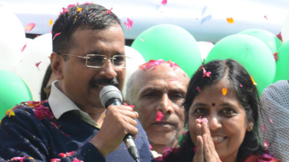 কেজরীবালের কর্মযজ্ঞের অন্যতম কাণ্ডারি তাঁর স্ত্রী, সুনীতা। ১৯৯৩ ব্যাচের আইআরএস আধিকারিক সুনীতার সঙ্গে তাঁর বিয়ে হয় ১৯৯৫ সালে। তাঁদের মেয়ের নাম হর্ষিতা এবং ছেলের নাম পুলকিত। ২০১৬ সালে কমিশনার অব ইনকাম ট্যাক্স পদ থেকে স্বেচ্ছাবসর নেন সুনীতা।