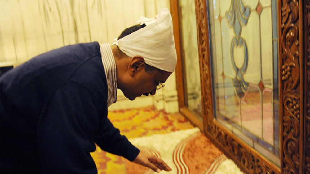 ব্যক্তিগত জীবনে অরবিন্দ কেজরীবাল বহু বছর ধরে বৌদ্ধ দর্শনের ‘বিপশ্যনা’ ( বাংলায় প্রচলিত রূপ বিপাসনা) পন্থায় ধ্যানের গুণগ্রাহী। মধুমেহ রোগী অরবিন্দ কেজরীবাল দীর্ঘদিন ধরে সর্দিকাশির সমস্যায় আক্রান্ত। ২০১৬ সালে তাঁর অস্ত্রোপচারও করা হয়। দেশবাসীর কাছে তাঁর আর এক পরিচয় ‘মাফলারম্যান’।