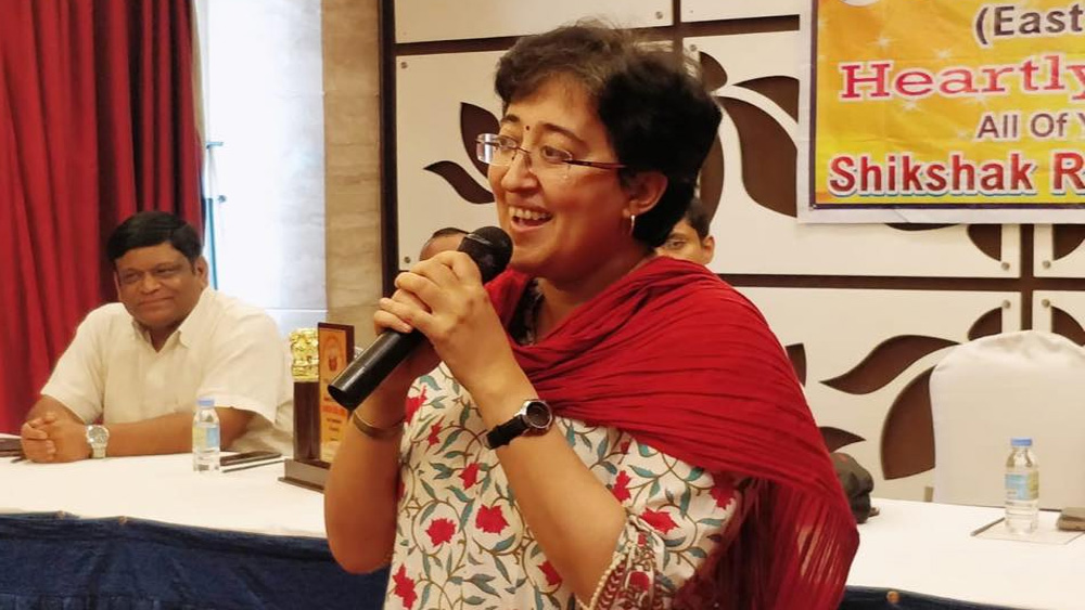 রাজনীতিকের পাশাপাশি অতিশী একজন শিক্ষাব্রতী। ২০১৫-র জুলাই থেকে ২০১৮-র এপ্রিল অবধি তিনি ছিলেন আপ-এর শিক্ষা বিষয়ক উপদেষ্টা। প্রথম থেকেই তাঁর লক্ষ্য ছিল খোলনলচে বদলে ফেলে দিল্লির শিক্ষাব্যবস্থাকে ঢেলে সাজিয়ে তোলার।