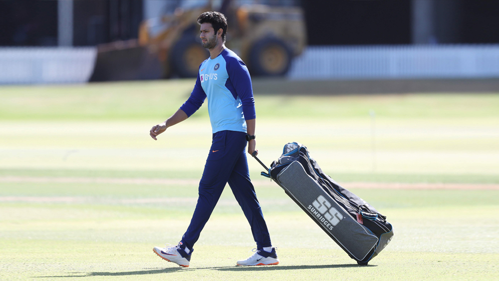 পরিষ্কার ইঙ্গিত, শিবমের উপর আস্থা হারিয়েছে দল। তা ছাড়া ভারতের পরের একদিনের সিরিজের আগে হার্দিকের সুস্থ হয়ে ওঠার আশা করা হচ্ছে। আর হার্দিক ফিরলে কোনও সন্দেহ নেই, শিবমের জায়গা হবে না স্কোয়াডেও। তিনি অবশ্য এর জন্য শুধু নিজেকেই দোষারোপ করতে পারেন।