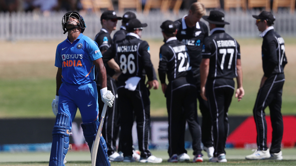 পারফরম্যান্সে অবশ্য ময়াঙ্ককে টেক্কা দিয়েছেন পৃথ্বী। ময়াঙ্ক তিন ইনিংসে ১২ রানে করেছেন ৩৬ রান। সর্বাধিক ৩২। মানে, বাকি দুই ম্যাচে করেছেন মাত্র ৪। যা মোটেই তাঁর পক্ষে স্বস্তির নয়। কারণ, এই সুযোগ কাজে লাগানো দরকার ছিল কর্নাটকির।