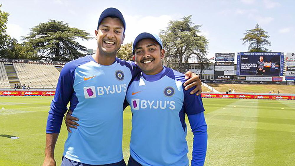 যা পরিস্থিতি, তাতে তৃতীয় ওপেনার হিসেবে স্কোয়াডে থাকার লড়াইয়ে এগিয়ে থাকছেন পৃথ্বী। তিন ইনিংসে মুম্বইকরের ব্যাটে এসেছে ৮৪ রান। সর্বাধিক ৪০। গড় ২৮। স্ট্রাইক রেট ১০২.৪৩। ফলে, রোহিত শর্মা ও শিখর ধওয়ন ফিরলে তৃতীয় ওপেনার হিসেবে পৃথ্বীর থাকারই সম্ভাবনা বেশি।