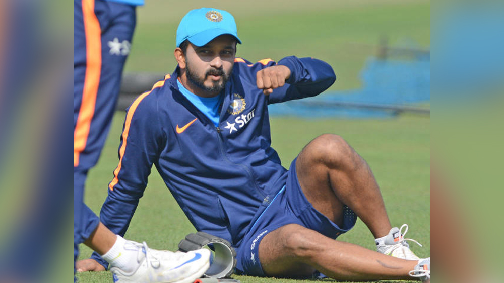 গত বছর ইংল্যান্ডে হওয়া একদিনের বিশ্বকাপের সময় থেকেই কেদার যাদবের দলে থাকা নিয়ে উঠেছে প্রশ্ন। সমস্যা হল, কেদারের বয়স এই মুহূর্তে ৩৪। মার্চের ২৬ তারিখে তা হচ্ছে ৩৫। ফলে, আর কতদিন তিনি জাতীয় নির্বাচকদের ভাবনায় থাকবেন, সেটা বড় প্রশ্ন।