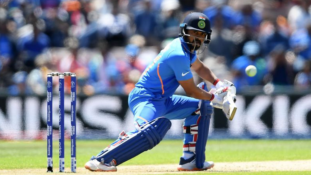 অবশ্য, পারফরম্যান্স থাকলে বয়সকে একটা সংখ্যা বলে গ্যালারিতে আছড়ে ফেলা যায়। কিন্তু, কেদারের ব্যাট মোটেই ঝড় তুলতে পারছে না। নিউজিল্যান্ডে সিরিজের প্রথম দুই একদিনের ম্যাচ খেলে তিনি করেছেন ৩৫ রান। সর্বোচ্চ অপরাজিত ২৬। তাঁর গড় ৩৫। স্ট্রাইক রেটও আহামরি নয় একেবারেই, ৮৩.৩৩!